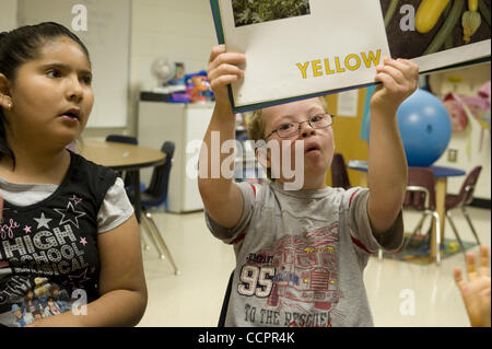 13 octobre 2010 - Woodstock, GA, USA - Bascomb Elementary School Les élèves ayant des besoins particuliers Le Syndrome de vous entraîner à prononcer les noms des couleurs. (Crédit Image : © Robin Nelson/ZUMAPRESS.com) Banque D'Images