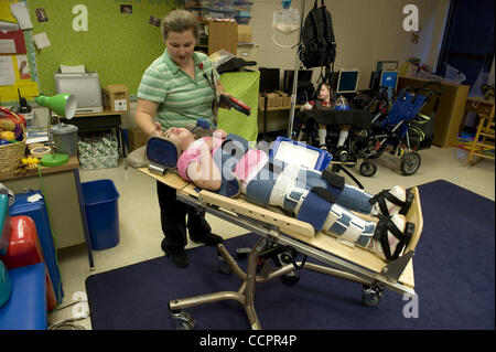 13 octobre 2010 - Woodstock, GA, USA - Bascomb enseignant de l'école primaire avec des élèves atteints de paralysie cérébrale et d'épilepsie. (Parution du modèle Image Crédit : © Robin Nelson/ZUMAPRESS.com) Banque D'Images