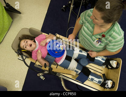 13 octobre 2010 - Woodstock, GA, USA - Bascomb enseignant de l'école primaire avec des élèves atteints de paralysie cérébrale et d'épilepsie. (Parution du modèle Image Crédit : © Robin Nelson/ZUMAPRESS.com) Banque D'Images