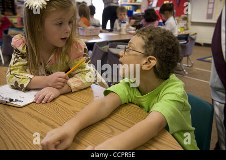 13 octobre 2010 - Woodstock, GA, USA - Bascomb Elementary School des étudiants de l'enseignement spécial interagit avec régulier étudiant en classe ordinaire. (Parution du modèle Image Crédit : © Robin Nelson/ZUMAPRESS.com) Banque D'Images