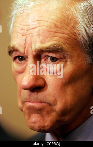 Oct 02, 2010 - Erlanger, Kentucky, États-Unis - membre du Congrès du Texas RON PAUL parle avec des journalistes à la suite d'un rassemblement électoral du parti du thé pour son fils Sénat républicain du Kentucky campagne de l'Holiday Inn Cincinnati-Airport hôtel. Paul est généralement considéré comme le patriarche de la Tea Party mouvement. (C Banque D'Images