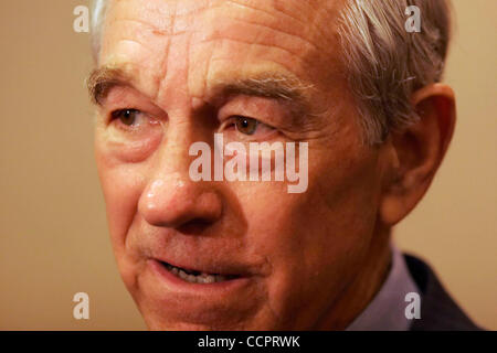 Oct 02, 2010 - Erlanger, Kentucky, États-Unis - membre du Congrès du Texas RON PAUL parle avec des journalistes à la suite d'un rassemblement électoral du parti du thé pour son fils Sénat républicain du Kentucky campagne de l'Holiday Inn Cincinnati-Airport hôtel. Paul est généralement considéré comme le patriarche de la Tea Party mouvement. (C Banque D'Images