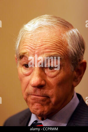 Oct 02, 2010 - Erlanger, Kentucky, États-Unis - membre du Congrès du Texas RON PAUL parle avec des journalistes à la suite d'un rassemblement électoral du parti du thé pour son fils Sénat républicain du Kentucky campagne de l'Holiday Inn Cincinnati-Airport hôtel. Paul est généralement considéré comme le patriarche de la Tea Party mouvement. (C Banque D'Images