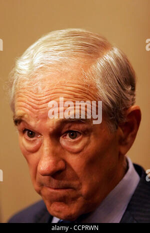 Oct 02, 2010 - Erlanger, Kentucky, États-Unis - membre du Congrès du Texas RON PAUL parle avec des journalistes à la suite d'un rassemblement électoral du parti du thé pour son fils Sénat républicain du Kentucky campagne de l'Holiday Inn Cincinnati-Airport hôtel. Paul est généralement considéré comme le patriarche de la Tea Party mouvement. (C Banque D'Images