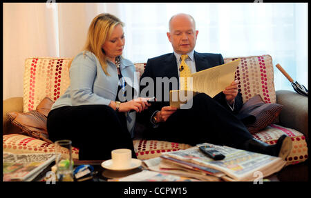 3 octobre 2010 - Birmingham, Royaume-Uni - Le ministre des Affaires étrangères William Hague attend dans la chambre verte avec son épouse Ffion avant de livrer son discours au congrès du parti conservateur à Birmingham, le dimanche 3 octobre 2010. Photo par Andrew Parsons (crédit Image : © Andrew Parsons/ZUMApress.com) Banque D'Images