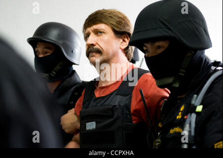 4 octobre 2010 - Bangkok, Thaïlande - marchand d'armes russe présumé Viktor Bout, également connu sous le nom de 'Merchant de mort', est escorté par unité de police spéciale comme il arrive à la cour pénale Ratchada à Bangkok pour l'importante audience qui pourrait déterminer s'il sera extradé aux États-Unis. La société B Banque D'Images