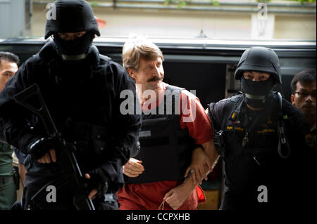 4 octobre 2010 - Bangkok, Thaïlande - marchand d'armes russe présumé Viktor Bout, également connu sous le nom de 'Merchant de mort', est escorté par unité de police spéciale comme il arrive à la cour pénale Ratchada à Bangkok pour l'importante audience qui pourrait déterminer s'il sera extradé aux États-Unis. La société B Banque D'Images