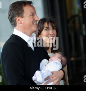 Oct 05, 2010 - Birmingham, Angleterre, Royaume-Uni - Le Premier ministre David Cameron arrive à son hôtel avec son épouse Samantha et la fille Florence sur la troisième, et avant-dernier, jour de la conférence du parti conservateur à la CPI. C'est la première conférence depuis la coalition gouvernementale wit Banque D'Images