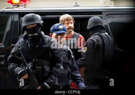 5 octobre 2010 - Bangkok, Thaïlande - marchand d'armes russe présumé Viktor Bout, également connu sous le nom de 'Merchant de mort', est escorté par unité de police spéciale comme il arrive à la cour pénale Ratchada à Bangkok pour l'importante audience qui pourrait déterminer s'il sera extradé aux États-Unis. La société B Banque D'Images