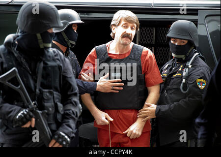 5 octobre 2010 - Bangkok, Thaïlande - marchand d'armes russe présumé Viktor Bout, également connu sous le nom de 'Merchant de mort', est escorté par unité de police spéciale comme il arrive à la cour pénale Ratchada à Bangkok pour l'importante audience qui pourrait déterminer s'il sera extradé aux États-Unis. La société B Banque D'Images