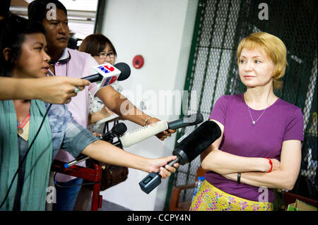 5 octobre 2010 - Bangkok, Thaïlande - journalistes interview ALLA BOUT (R), épouse d'un marchand d'armes russe présumé Viktor Bout aussi connu comme 'Merchant de la mort", à la cour pénale Ratchada à Bangkok. Viktor Bout est arrivé au tribunal pénal pour l'audience importante qui pourrait déterminer s'il sera Banque D'Images
