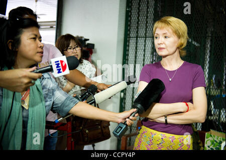 5 octobre 2010 - Bangkok, Thaïlande - journalistes interview ALLA BOUT (R), épouse d'un marchand d'armes russe présumé Viktor Bout aussi connu comme 'Merchant de la mort", à la cour pénale Ratchada à Bangkok. Viktor Bout est arrivé au tribunal pénal pour l'audience importante qui pourrait déterminer s'il sera Banque D'Images