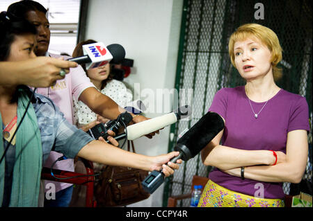 5 octobre 2010 - Bangkok, Thaïlande - journalistes interview ALLA BOUT (R), épouse d'un marchand d'armes russe présumé Viktor Bout aussi connu comme 'Merchant de la mort", à la cour pénale Ratchada à Bangkok. Viktor Bout est arrivé au tribunal pénal pour l'audience importante qui pourrait déterminer s'il sera Banque D'Images