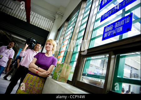 5 octobre 2010 - Bangkok, Thaïlande - Alla Bout, épouse d'un marchand d'armes russe présumé Viktor Bout aussi connu comme 'Merchant de mort', visite son mari à la cour pénale Ratchada à Bangkok. Viktor Bout est arrivé au tribunal pénal pour l'audience importante qui pourrait déterminer s'il sera très Banque D'Images