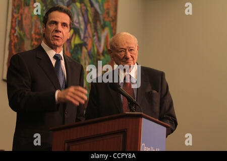 Candidat pour NYS gouverneur Andrew Cuomo est approuvé par l'ancien maire de New York Ed Koch au John Jay College le long de dixième Ave., à Manhattan. Crédit photo : Mariela Lombard/ZUMA Press. Banque D'Images