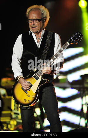 Mick Jones, guitariste du groupe de rock étranger, pendant un concert live à la Chumash Casino Resort de Santa Ynez,CA le 7 octobre 2010.(Image Crédit : © John Pyle/Cal/ZUMApress.com) Media Sport Banque D'Images