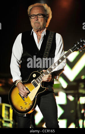 Mick Jones, guitariste du groupe de rock étranger, pendant un concert live à la Chumash Casino Resort de Santa Ynez,CA le 7 octobre 2010.(Image Crédit : © John Pyle/Cal/ZUMApress.com) Media Sport Banque D'Images