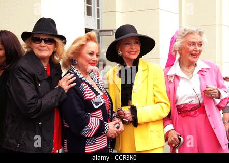 10 mai 2010 - Hollywood, Californie, États-Unis - J14749CHW .sénatrice Diane Watson est un projet de loi consacre la Station Hollywood de poste à l'ancien maire honoraire Johnny Grant .Bureau de poste, station d'Hollywood Hollywood, CA .05/10/2010 . ANGIE DICKINSON, CAROL CONNORS AVEC ANNE JEFFREYS ET ANN R Banque D'Images