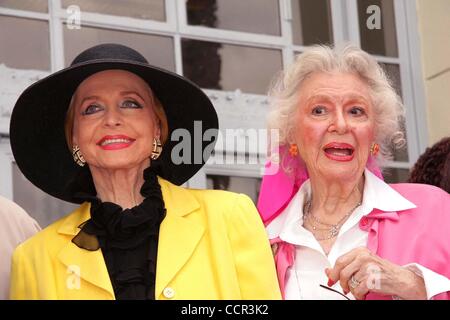 10 mai 2010 - Hollywood, Californie, États-Unis - J14749CHW .sénatrice Diane Watson est un projet de loi consacre la Station Hollywood de poste à l'ancien maire honoraire Johnny Grant .Bureau de poste, station d'Hollywood Hollywood, CA .05/10/2010 . ANNE JEFFREYS ET ANN RUTHERFORD . 2010 (Crédit Image : Â© Banque D'Images