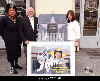 10 mai 2010 - Hollywood, Californie, États-Unis - J14749CHW .sénatrice Diane Watson est un projet de loi consacre la Station Hollywood de poste à l'ancien maire honoraire Johnny Grant .Bureau de poste, station d'Hollywood Hollywood, CA .05/10/2010 .sénatrice Diane Watson, MIKE TEILMANN ET KATE LINDER . Banque D'Images