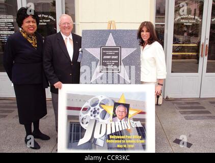 10 mai 2010 - Hollywood, Californie, États-Unis - J14749CHW .sénatrice Diane Watson est un projet de loi consacre la Station Hollywood de poste à l'ancien maire honoraire Johnny Grant .Bureau de poste, station d'Hollywood Hollywood, CA .05/10/2010 .sénatrice Diane Watson, MIKE TEILMANN ET KATE LINDER Banque D'Images