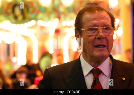 Célèbre acteur britannique, Sir Roger Moore, qui est bien connu pour le rôle du légendaire agent secret James Bond, a visité la Russie. Comme l'ambassadeur d'honneur de l'Organisation des Nations Unies pour l'UNICEF - Fonds Childrenís, Sir Roger Moore (photo) ont pris part à l'ouverture du Centre d'ìHappylonî ñ en Russie Banque D'Images