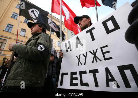 Les nationalistes russes du parti bolchevique National interdit (Pb)avec leurs drapeaux et du symbolique à un meeting de protestation à Saint-Pétersbourg. Fédération de nationalistes radicaux ont protesté contre l'OTAN . Le rassemblement a eu lieu sous le slogan nationaliste de : 'La Russie au-dessus de tout, tout le reste n'est rien" (ce mot est Banque D'Images