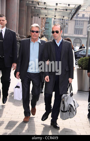 Star Francais Alain Delon En Photo Tout En Marchant Avec Son Agent Dans Le Centre De Moscou Photo Stock Alamy