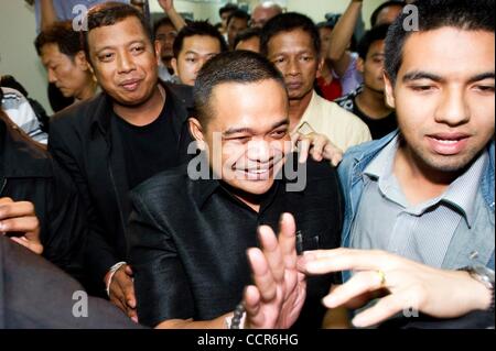 25 mai 2010 - Bangkok, Thaïlande - Chemises Rouges et leader du parti Pheu Thai MP JATUPORN PROMPAN lui-même des rapports au Ministère des enquêtes spéciales (DSI) pour répondre à des accusations de terrorisme contre lui. Prompan n'est pas détenu parce qu'il a l'immunité parlementaire. (Crédit Image : Â© Natthawat Wongrat/ Banque D'Images