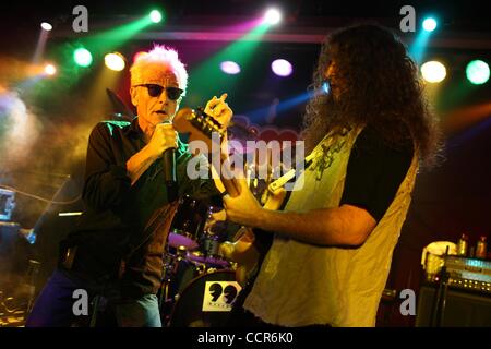 28 mai 2010 - Moscou, Russie - le chanteur Graham Bonnet, à gauche, de le groupe de rock Despistaos en live sur scène. (Crédit Image : Â© PhotoXpress/ZUMApress.com) Banque D'Images