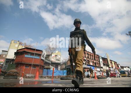 Mar 01, 2010 - Srinagar, au Cachemire, en Inde - Un Indien soldats paramilitaires montent la garde sur la route déserte pendant une grève. La vie normale a été paralysé à l'échelle vallée du Cachemire à la suite d'une grève appelée par la faction extrémiste de l'Hurriyat Conference contre la destruction de maisons dans Chinkipora, localité connue Banque D'Images