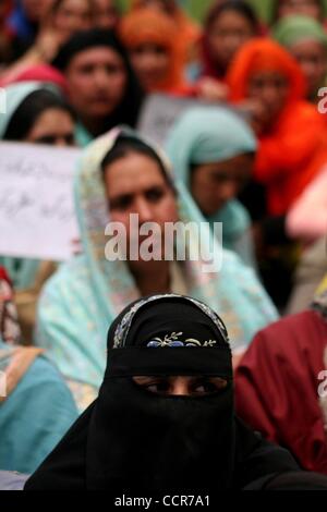 01 mai 2010 - Srinagar, au Cachemire, l'Inde - les travailleurs de l'ASHA prendre part à une démonstration de leurs différentes offres sur 'May Day' à Srinagar, la capitale d'été du Cachemire indien. (Crédit Image : Â© Altaf Zargar/ZUMA Press) Banque D'Images