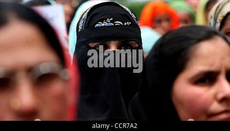 01 mai 2010 - Srinagar, au Cachemire, l'Inde - les travailleurs de l'ASHA prendre part à une démonstration de leurs différentes offres sur 'May Day' à Srinagar, la capitale d'été du Cachemire indien. (Crédit Image : Â© Altaf Zargar/ZUMA Press) Banque D'Images