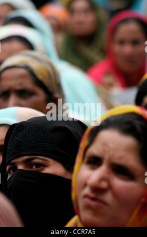 01 mai 2010 - Srinagar, au Cachemire, l'Inde - les travailleurs de l'ASHA prendre part à une démonstration de leurs différentes offres sur 'May Day' à Srinagar, la capitale d'été du Cachemire indien. (Crédit Image : Â© Altaf Zargar/ZUMA Press) Banque D'Images