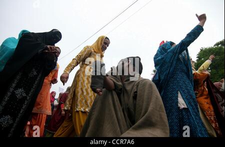 01 mai 2010 - Srinagar, au Cachemire, en Inde - Cachemiris, mendiant dans la rue comme les travailleurs de l'ASHA prendre part à une démonstration de leurs différentes offres sur 'May Day' à Srinagar, la capitale d'été du Cachemire indien. (Crédit Image : Â© Altaf Zargar/ZUMA Press) Banque D'Images