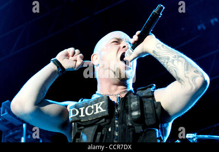 Ivan Moody, chanteur du groupe de hard-rock mort Five Finger Punch, effectue avec son groupe au Bayfest de Mobile, Alabama, Etats-Unis, le 1 octobre 2010. Banque D'Images