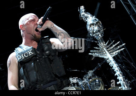 Ivan Moody, chanteur du groupe de hard-rock mort Five Finger Punch, effectue avec son groupe au Bayfest de Mobile, Alabama, Etats-Unis, le 1 octobre 2010. Banque D'Images