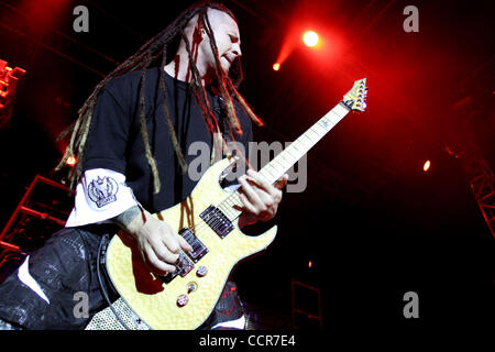 Zoltan Bathory, guitariste du groupe de hard-rock mort Five Finger Punch, effectue avec son groupe au Bayfest de Mobile, Alabama, Etats-Unis, le 1 octobre 2010. Banque D'Images