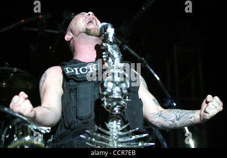 Ivan Moody, chanteur du groupe de hard-rock mort Five Finger Punch, effectue avec son groupe au Bayfest de Mobile, Alabama, Etats-Unis, le 1 octobre 2010. Banque D'Images