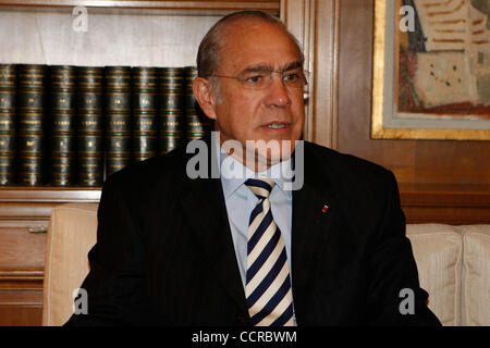 15 mars 2010 - Athènes, Grèce - Le Premier ministre grec George Papandreou se réunit avec le Secrétaire général de l'OCDE (Organisation de coopération et de développement économiques) Mexican Jose Angel Gurria. (Crédit Image : © Vafeiadakis ZUMApress.com) Aristidis/ Banque D'Images