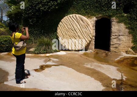 Mar 29, 2010 - Orlando, Floride, États-Unis - que ferait Jésus ? Un visiteur prend une photo de la tombe vide de Jésus réplique. Un parc à thème biblique controversé a ouvert ses portes en 2001 à proximité de Disneyland. La Terre Sainte est une expérience 15-acre, 16 millions d'attirance qui dispose d''ancien et le nouveau T Banque D'Images