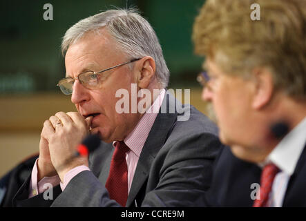 Confédération européenne des syndicats (CES) John Monks, Secrétaire général de l'allemand et du Parlement européen meber Elmar Brok lors d'une déclaration commune de la CES (Confédération Européenne des Syndicats) / l'UETDC (Union Européenne des Travailleurs Démocrates Chrétiens) pour une 'Europe sociale et une économie sociale de marché" à l'P Banque D'Images