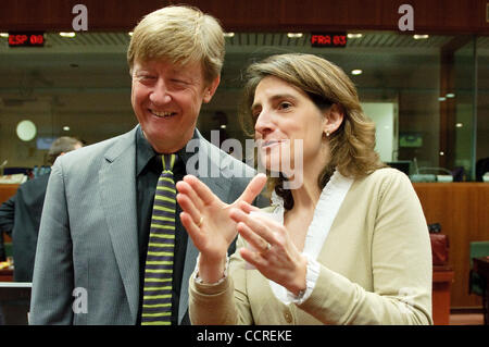 Ministre de l'Environnement Suédois Andreas Carlgren (L) et secrétaire d'État espagnol pour le changement climatique Teresa Ribera prerior à un conseil des ministres de l'environnement européen à Bruxelles, Belgique le 2010-03-15 Â© par Wiktor Dabkowski Banque D'Images