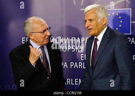 L'ancien président de la Commission européenne Jacques Delors (L) et le président du Parlement européen Jerzy Buzek lors d'une célébration de la Déclaration politique sur la création d'une communauté européenne de l'Énergie au Parlement européen Parlement européen à haedquarters à Bruxelles, Belgique Le Banque D'Images