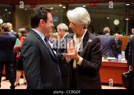 Le ministre grec des Finances George Papaconstantinou (L) et le ministre français de l'Economie Christine Lagarde lors de la réunion des ministres des finances lors du Conseil européen de Bruxelles, Belgique le 2010-05-18 Â© par Wiktor Dabkowski Banque D'Images