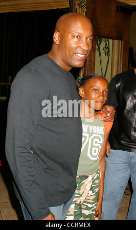 27 août 2003 - Hollywood, Californie, États-Unis - I7913CHW - .JOHN SINGLETON souligne le dévouement de son étoile sur le Hollywood Walk of Fame - .À LA LOGGIA - Hollywood & Highland, Hollywood, CA - .08/26/2003 - . / / 2003 - .JOHN SINGLETON ET SA FILLE JUSTICE(Image Crédit : Â© Clinton Wa Banque D'Images