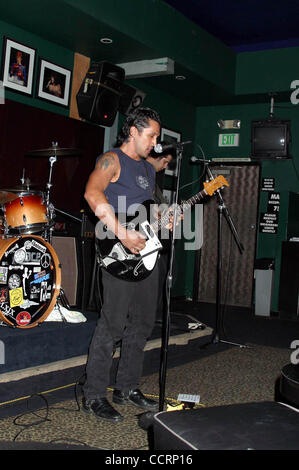 7 avril 2003 - Hollywood, Californie, États-Unis - I7462CHW.ACTRICE RINI BELL ACCUEILLE LEADER DU PACK V BATAILLE DES GROUPES LORS DE LA CAT CLUB SUR LE SUNSET STRIP.CAT CLUB, WEST HOLLYWOOD, CA.04/11/2003. / / 2003.LEADER DU PACK V BATAILLE DES GROUPES(Credit Image : Â© Clinton Wallace/Globe Photos/ZUMA Banque D'Images