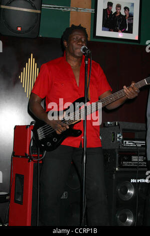 7 avril 2003 - Hollywood, Californie, États-Unis - I7462CHW.ACTRICE RINI BELL ACCUEILLE LEADER DU PACK V BATAILLE DES GROUPES LORS DE LA CAT CLUB SUR LE SUNSET STRIP.CAT CLUB, WEST HOLLYWOOD, CA.04/11/2003. / / 2003.LEADER DU PACK V BATAILLE DES GROUPES(Credit Image : Â© Clinton Wallace/Globe Photos/ZUMA Banque D'Images