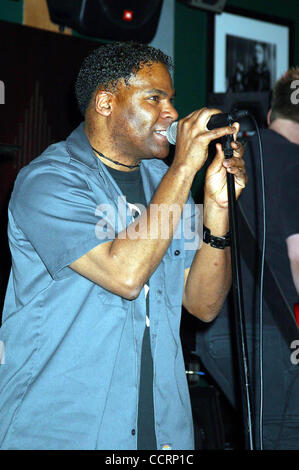 7 avril 2003 - Hollywood, Californie, États-Unis - I7462CHW.ACTRICE RINI BELL ACCUEILLE LEADER DU PACK V BATAILLE DES GROUPES LORS DE LA CAT CLUB SUR LE SUNSET STRIP.CAT CLUB, WEST HOLLYWOOD, CA.04/11/2003. / / 2003.LEADER DU PACK V BATAILLE DES GROUPES(Credit Image : Â© Clinton Wallace/Globe Photos/ZUMA Banque D'Images