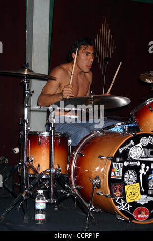 7 avril 2003 - Hollywood, Californie, États-Unis - I7462CHW.ACTRICE RINI BELL ACCUEILLE LEADER DU PACK V BATAILLE DES GROUPES LORS DE LA CAT CLUB SUR LE SUNSET STRIP.CAT CLUB, WEST HOLLYWOOD, CA.04/11/2003. / / 2003.LEADER DU PACK V BATAILLE DES GROUPES(Credit Image : Â© Clinton Wallace/Globe Photos/ZUMA Banque D'Images